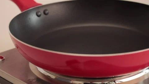 Making different figures in a cooking pan with scrambled eggs for a omelette Video stock 133814338