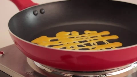 Making different figures in a cooking pan with scrambled eggs for a omelette Stock Footage 133814382
