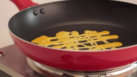 Making different figures in a cooking pan with scrambled eggs for a omelette Stock Footage 133814438