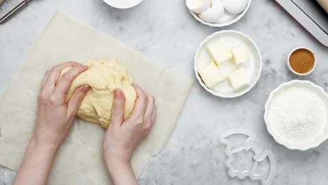 Making different shapes of fall cookies for Halloween. Woman rolling out doug Foto stock