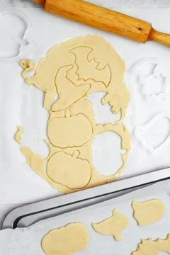 Making different shapes of fall cookies for Halloween. Dough with cookie cutt Foto stock