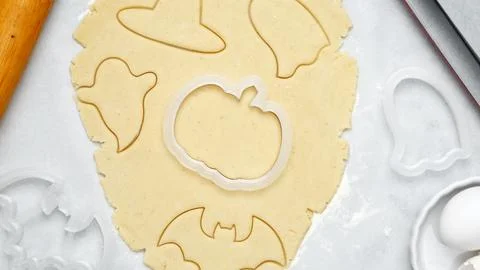 Making different shapes of fall cookies for Halloween. Dough with cookie cutt Foto stock