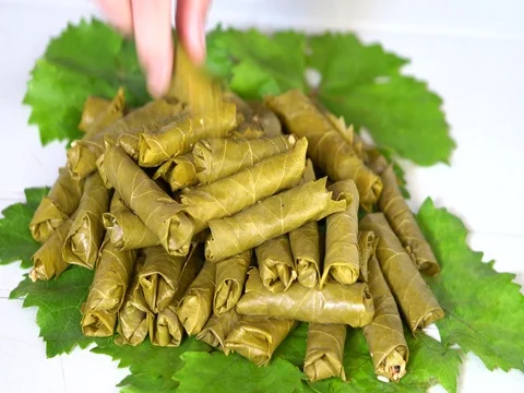 Making dolma, yaprak sarma, stuffed grape leaves, traditional turkish cuisine. Vidéo 76204006