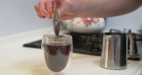 Making drip coffee 4K Vidéo 58342368