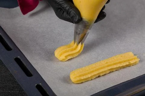 Making eclairs at home. Preparation of eclairs in the kitchen 스톡 사진