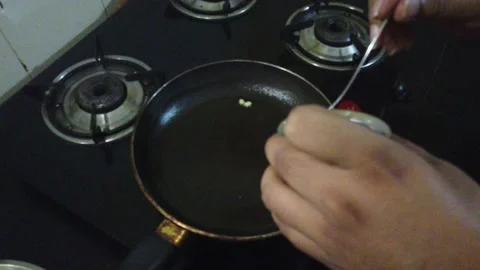 Making of egg omelette on a frying pan Vidéo 138496376