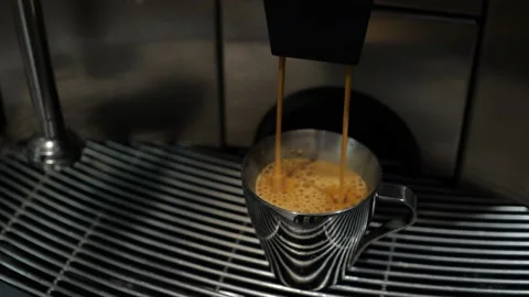 Making espresso with commercial machine. 库存影片 149807506
