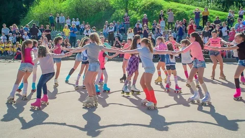 Making a few big circles and dancing Stockbeeldmateriaal 101298916