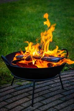 Making a fire in a fire bowl Foto stock