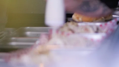 Making fish tacos at take out restaurant close up slow motion	 Vídeos de archivo 122610100