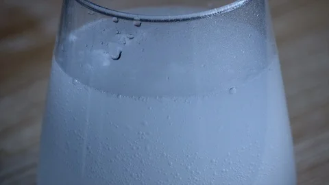 Making fizzy drink with effervescent tablet. Stock Footage 125077224