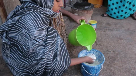 Making Flat Bread in Somalia Vídeo Stock 63478313