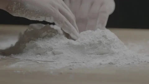 Making a flour bowl on a table to mix Vídeos de archivo 149109819