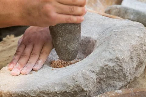 Making flour in a traditional way for the Neolithic era Stock-Fotos