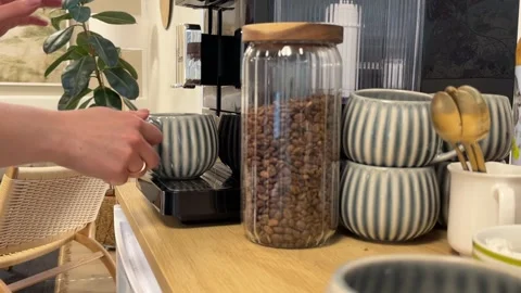 Making fresh coffee with espresso machine Stock-Footage 335589490