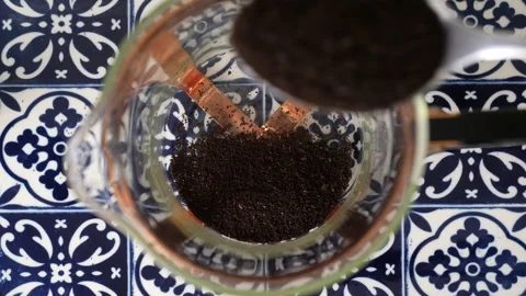 Making Fresh Coffee With Ground Coffee and a French Press Cafeteria Vídeo Stock 148533359