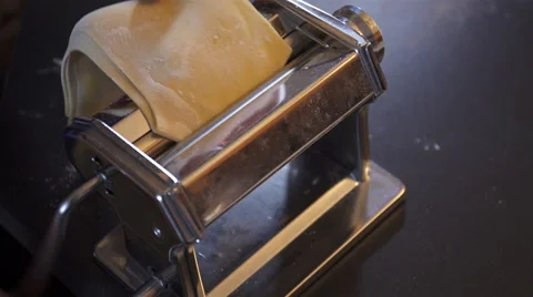 Making fresh pasta with a traditional style pasta machine. 4K UHD. 库存影片 51802880