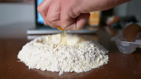 Making fresh pasta by watching a tutorial on the Internet Vidéo 128312774