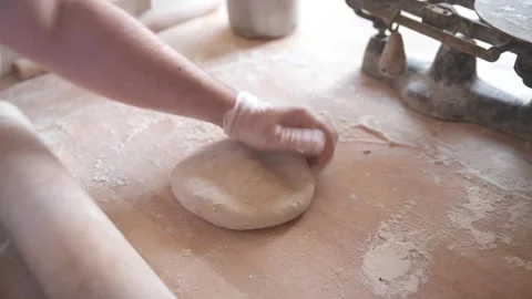 Making A Fresh Pizza Видео 252845780