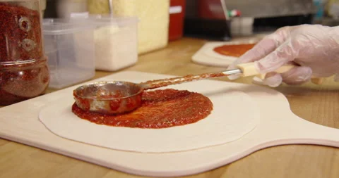 Making fresh pizza the tomato sauce 스톡 동영상 200775480