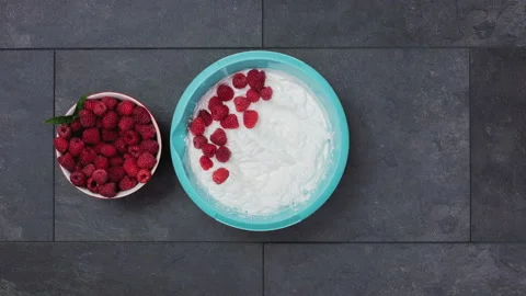 Making fresh raspberry and whipped cream dessert Video stock 135600597