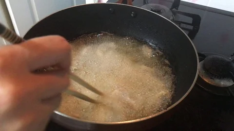 Making fried food. Video stock 95792340