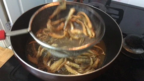 Making fried food. Video stock 95792394
