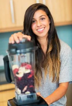 Making fruit smoothie Foto stock