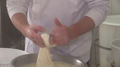 Making genuine mozzarella cheese Vidéo 95510451