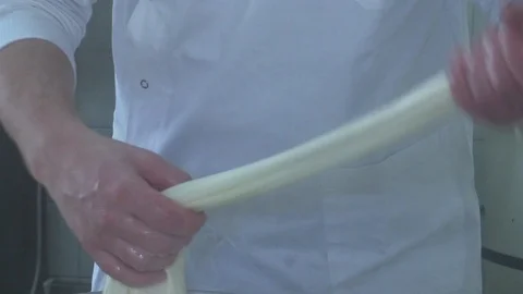 Making genuine mozzarella cheese Vidéo 95650583