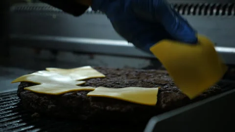 Making of a giant bacon cheeseburger Stock-Footage 260078696