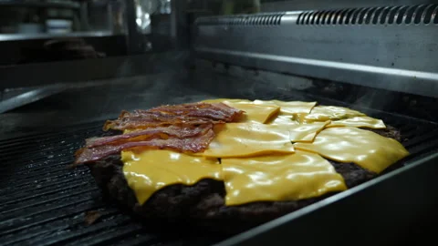 Making of a giant bacon cheeseburger Stock-Footage 260078714