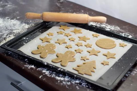 Making gingerbread cookies in a kitchen	 Foto stock