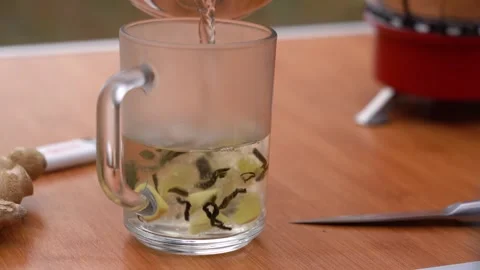 Making green tea with ginger in nature 库存影片 161650216