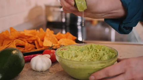 Making guacamole - hands squeezing a lime 스톡 동영상 140721521