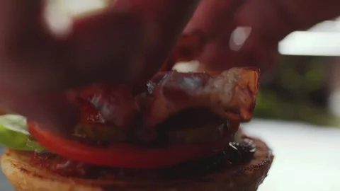Making Hamburger with Crispy Bacon and Fresh Tomato Slices 库存影片 331101264