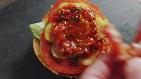 Making Hamburger with Crispy Bacon Strips on a Toasted Bun Vidéo 331101252