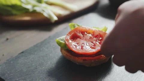 Making Hamburger with Fresh Sliced Tomatoes and Crisp Green Lettuce Leaves 库存影片 331101241