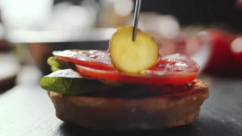 Making Hamburger with Fresh Toppings in a Kitchen Setting 库存影片 331101221
