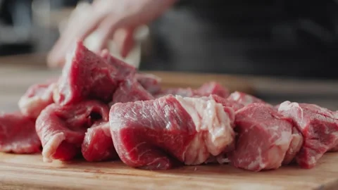 Making Hamburger Meat by Cutting Fresh Beef Cubes on a Wooden Board Vidéo 331101067