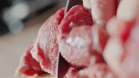 Making Hamburger Meat by Cutting Raw Beef with a Sharp Kitchen Knife Vidéo 331101065