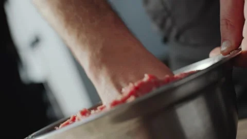 Making Hamburger Meat Patties by Hand in a Metal Bowl Vídeos de archivo 331101152