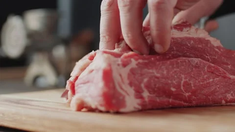 Making Hamburger Meat by Slicing Fresh Raw Beef on a Wooden Cutting Board 库存影片 331101051