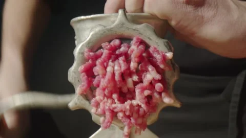 Making Hamburger Meat Using a Metal Manual Meat Grinder at Home Vidéo 331101073
