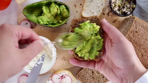 Making healthy sandwiches 動画素材 201880749
