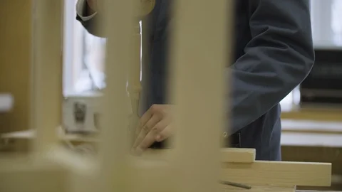 Making a hole in a plank 動画素材 92671968