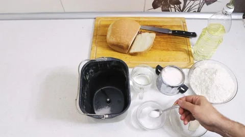 Making homemade bread in a bread machine, mixing ingredients. Vídeo Stock 212085064