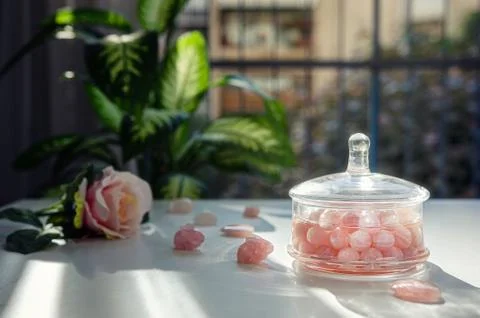 Making homemade gem elixir with rose quartz on a white table Foto stock