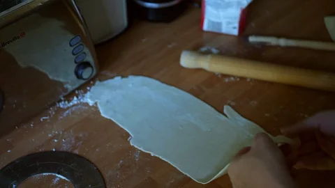 Making homemade pasta during the lockdown covid-19 virus in 4k Vídeo Stock 129559562