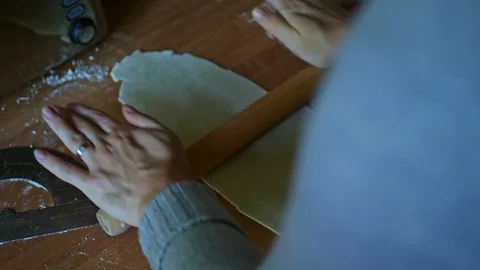 Making homemade pasta during the lockdown covid-19 virus in 4k Vídeo Stock 129559856